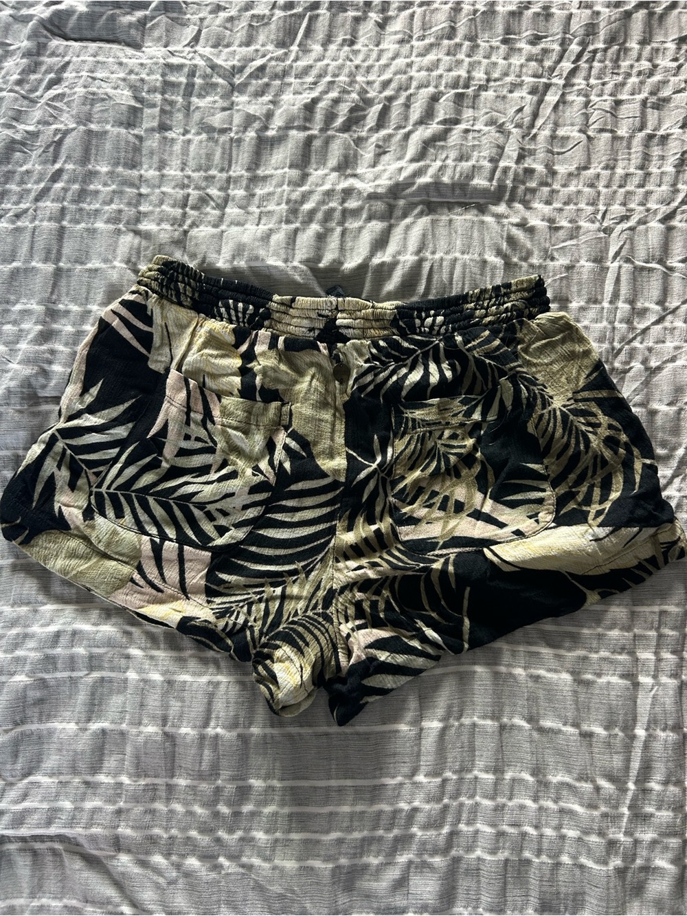 Tropical Leaf Print Women's Elastic Waist Shorts - Black & Cream